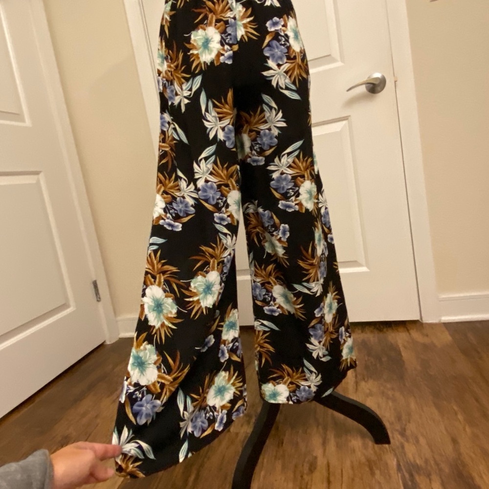Beautiful wide leg floral pants. Size small - Picture 3 of 7